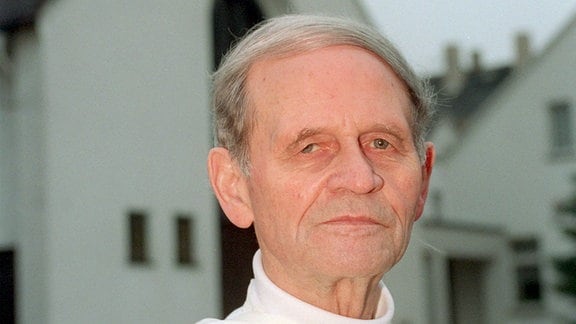  Dominikaner-Pater Gordian Landwehr - hier am 24.11.1994 vor seiner Kirche St. Albert in Leipzig