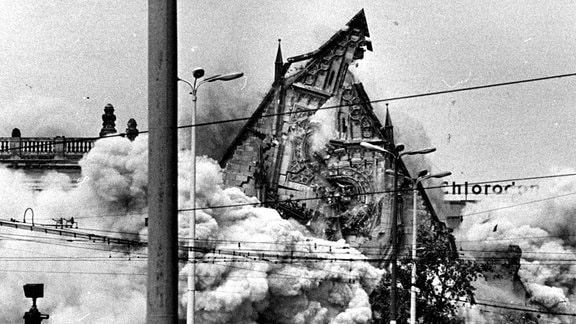 Die Sprengung der Universitätskirche am Leipziger Karl-Marx-Platz am 30.05.1968. 