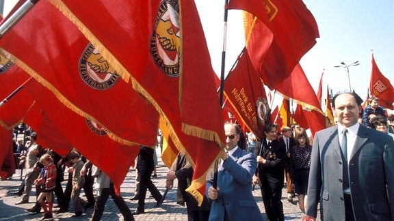 Teilnehmer der Demonstration zum 1. Mai 1972 in Berlin mit SED Fahnen