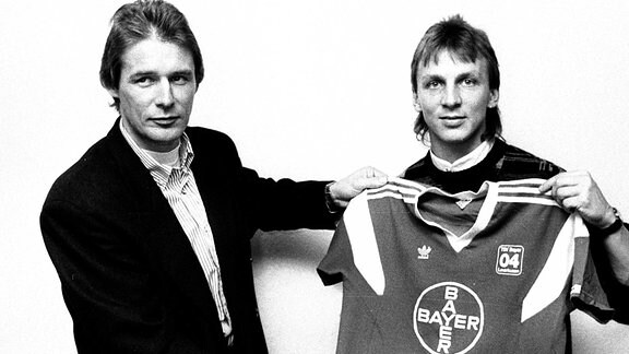 Andreas Thom wird bei Bayer Leverkusen als Neuzugang vorgestellt, 15.12.1989.