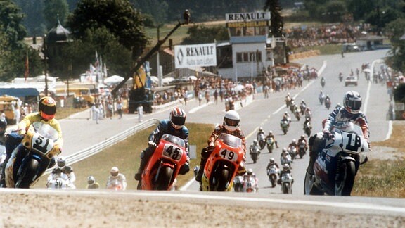 Pulk Motorräder beim 57. Internationalen Schleizer Dreiecksrennen am 07.08.1990.