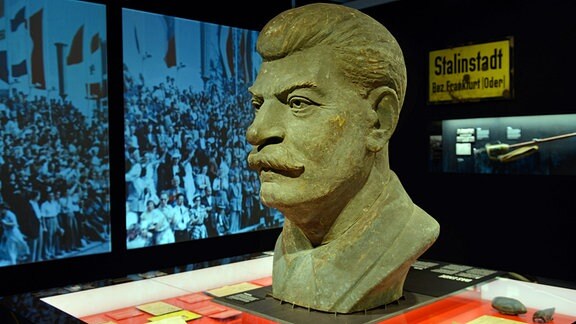 Stalin-Bueste in der Ausstellung "Der rote Gott", Stasi-Gedenkstätte, Hohenschoenhausen