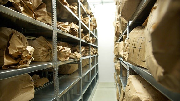 Säcke mit zerkleinerten Stasi-Akten im Archiv in Berlin