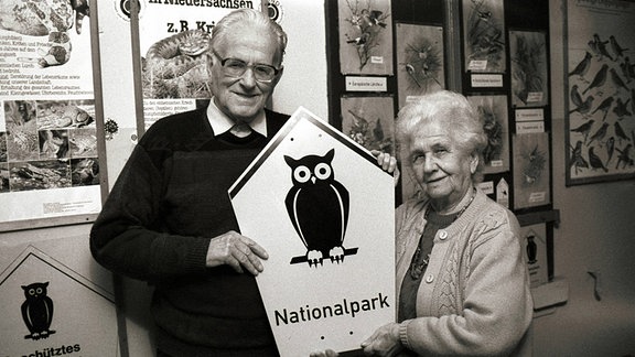 Naturschützer Kurt und Erna Kretschmann (GER) mit der von Kretschmann entworfenen Eule als Symbol für Naturschutz