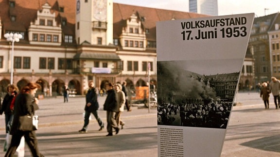 Gedenktafel für den Volksaufstand 1953 vor dem Alten Rathaus in Leipzig