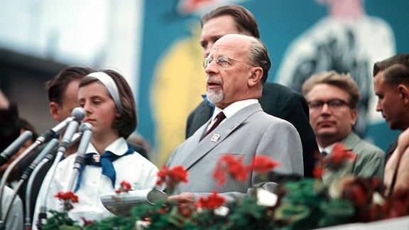 Walter Ulbricht (GDR, Staatsratsvorsitzender) eröffnet die Architektur und Bildende Kunst Ausstellung anlässlich des 20.Jahrestages der DDR