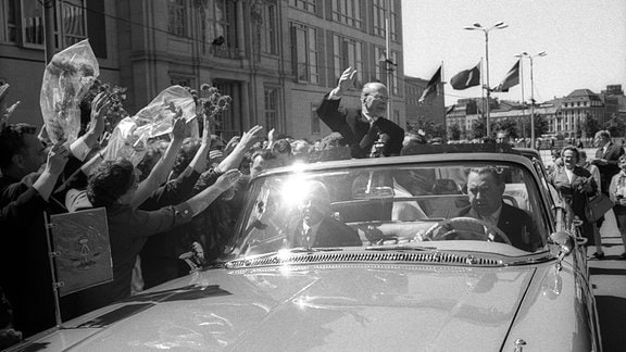 Staatsratsvorsitzender Walter Ulbricht (Mitte, GDR/SED) lässt sich von Staatsbürgern bejubeln anlässlich seines Geburtstages in Berlin Ost
