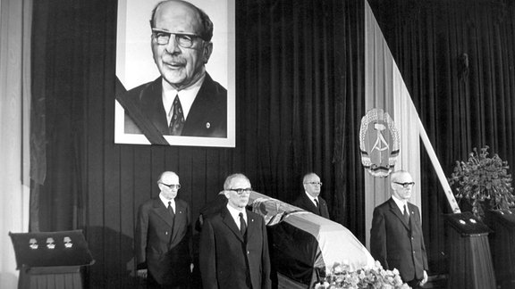 Um 10 Uhr am 7. August 1973 übernahmen der Erste Sekretär des ZK der SED, Erich Honecker (vorne l.), und die Mitglieder des Politbüros des ZK Willi Stoph (vorne r.), Vorsitzender des Ministerrates, Friedrich Ebert (hinten r.) und Horst Sindermann die erste Ehrenwache in Ost-Berlin.