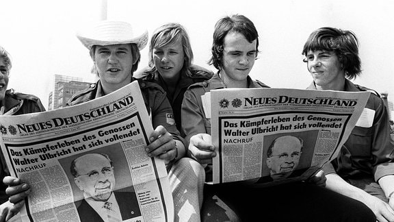FDJ-Mitglieder lesen im -Neuen Deutschland- amüsiert vom Tode Ulbrichts in Ost-Berlin