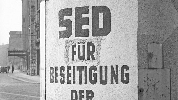 Plakat mit SED-Propaganda 1947 in Leipzig