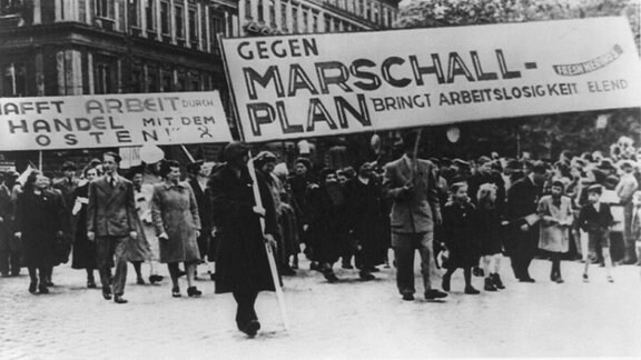 Foto einer Demo gegen Marshall-Plan in der DDR.