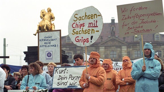 Symbolischen Grablegung des Zentrums Mikroelektronik Dresden (ZMD) auf einer Demonstration durch die Innenstadt der sächsischen Landeshauptstadt