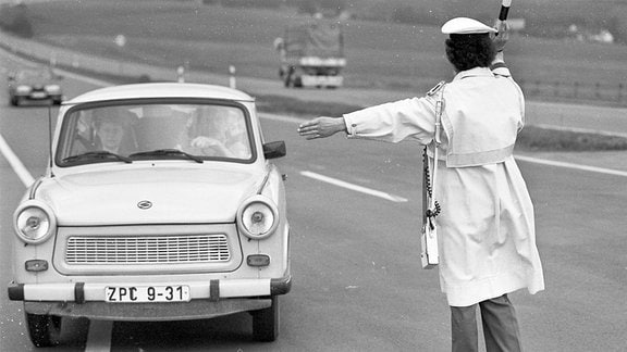 Verkehrspolizisten in alter VP DDR Uniform bei einer Verkehrskontrolle auf der Autobahn Chemnitz, 1991.
