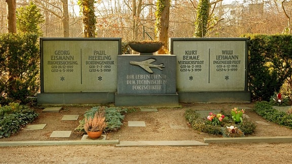 Das Grabdenkmal in Gedenken an die am 4. März 1959 bei einem Testflug über Ottendorf-Okrilla abgestürzte Baade-152 Crew.