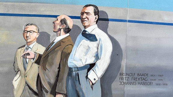 Brunolf Baade, Fritz Freytag und Johannes Haseloff sind an einer Wand des Flugsportinformationszentrums aufgemalt