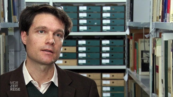 Prof. Markus Krajewski im Archiv der Bibliothek, der Bauhaus Universität Weimar. Er forschte zum zum Thema Langlebigkeit von Konsumgütern.