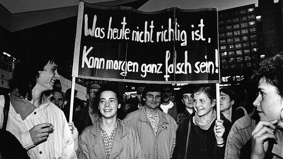 Gegen die Wahl des SED-Generalsekretärs Egon Krenz zum Vorsitzenden des DDR-Staatsrates haben am 24.10.1989 mehrere tausend Menschen im Ost-Berliner Stadtzentrum protestiert.