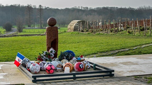 Denkmal zum Fußballspiel während des Weihnachtsfriedens am Ploegsteert-Wald in Flandern