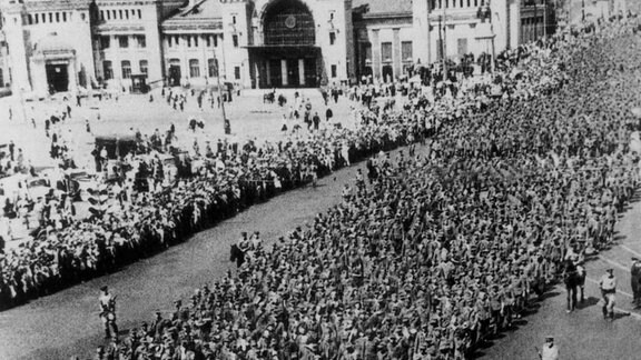 Deutsche Kriegsgefangene werden im Juni 1944 durch Moskau geführt