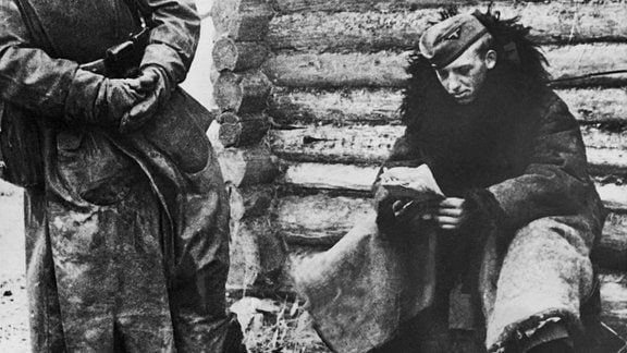 Deutsche Soldaten an einem Lagerfeuer 1941
