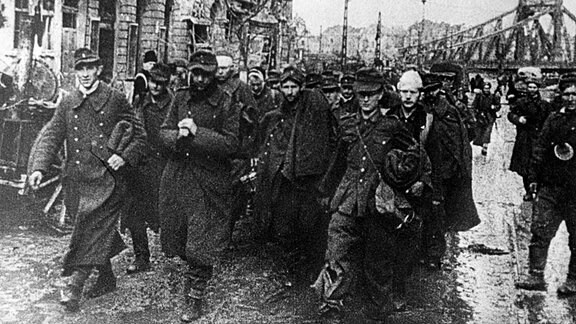 Deutsche Soldaten marschieren nach der Schlacht um Budapest 1945 in Gefangenschaft