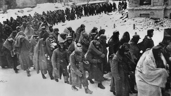 Deutsche Soldaten gehen in Stalingrad in Gefangenschaft, 1943