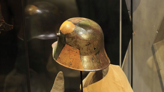Deutsche Stahlhelme und Pickelhauben in Kriegsmuseum in Verdun