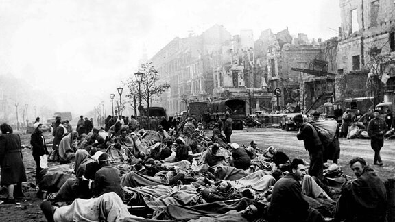Deutsche Verwundete nach der Schlacht um Berlin