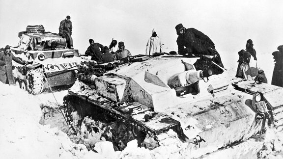Im Schnee feststeckendes deutsches Sturmgeschütz, 1942