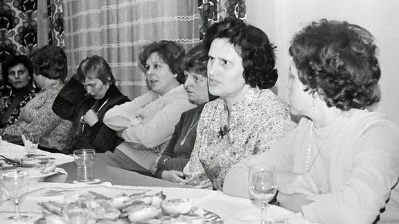 Frauen einer Ortsgruppe des Demokratischen Frauenbundes Deutschlands, 1982 bei einer Versammlung