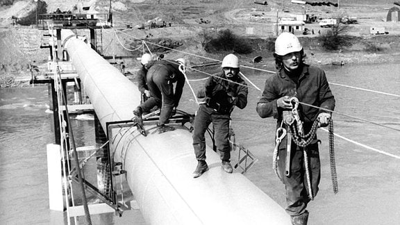 Monteure der VEB Industriemontage während der Montage der Erdgasleitung - Druschba Trasse - bei Iwano Frankowsk, 1976