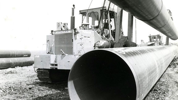 Montage riesiger Rohre der Erdgasleitung - Druschba Trasse - bei Iwano Frankowsk durch den VEB Industriemontage, 1976