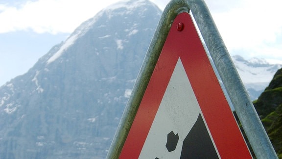 Schild Achtung Steinschlag vor Eiger-Nordwand