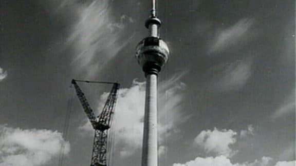 Berliner Fernsehturm mit Baukran, 1969.