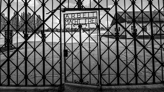 Der Eingang zum Konzentrationslager Dachau mit dem Schriftzug "Arbeit macht frei". 