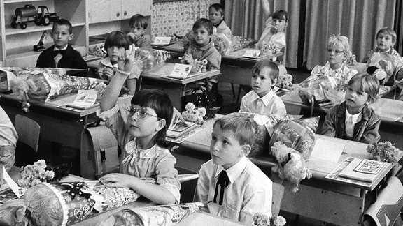 Erstklässler während des ersten Unterrichts in Dresden, 1989