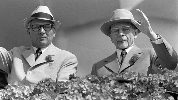 Erich Honecker und Walter Ulbricht winken zur Mai-Parade 1972 in Berlin von der Ehrentribühne