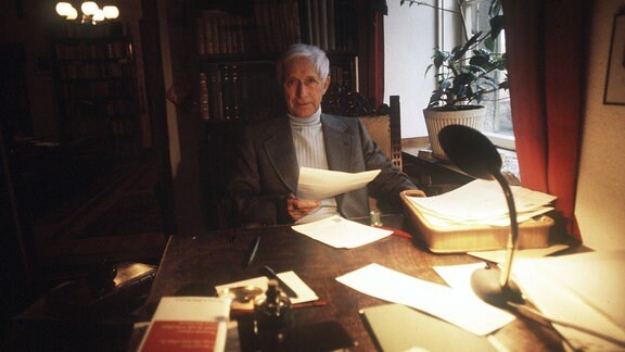 Ernst Jünger an seinem Schreibtisch, 1978
