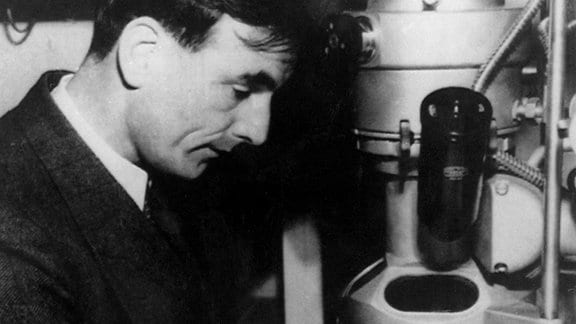 Ernst Ruska arbeitet am ersten Elektronenmikroskop.