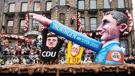 Rosenmontagszug in Düsseldorf. Mottowagen von Jacques Tilly. Björn Höcke der AfD mit Sieg Heil Geste zur Thüriger Landtagswahl.