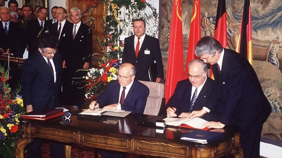 Die Wiedervereinigung Bundeskanzler Helmut Kohl (2.v.re./GER/CDU) und Michail Gorbatschow (2.v.re./URS/Präsident der Sowjetunion und Vorsitzender der KPdSU) unterzeichnen den -Vertrag zur deutschen Einheit- in Moskau. 