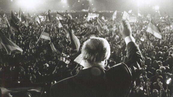 Bundeskanzler Helmut Kohl, CDU, winkt der jubelnden Menge vor dem Reichstag in Berlin zu. Berlin den 03.10.1990