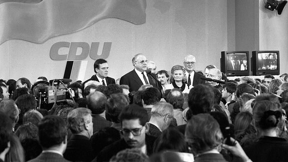 Bundeskanzler Helmut Kohl (Mitte, Deutschland/CDU) mit Ehefrau Hannelore und Generalsekretär Volker Rühe (li., Deutschland/CDU) am Abend nach der gewonnenen Bundestagswahl in der CDU-Parteizentrale in Bonn 