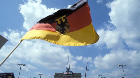 Deutschlandflagge vor dem Brandenburger Tor, 1991.