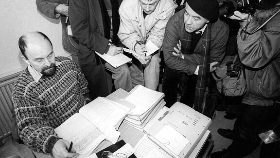 Erster Tag der offiziellen Einsichtnahme von Stasi-Akten. Hier sieht man Bürgerrechtler Rainer Eppelmann (Deutschland/CDU) am 2. Januar 1991 in der Gauck-Behörde in Berlin. 