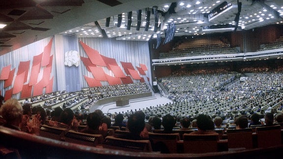 11. Parteitag der SED im Großen Saal des Palastes der Republik in Berlin Ost, 1986.