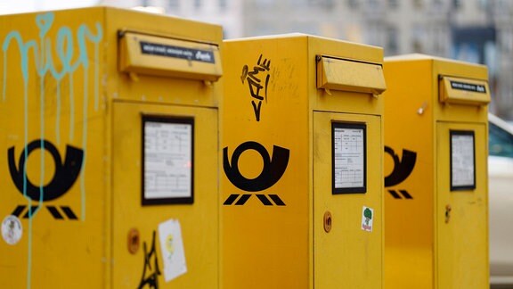 Drei gelbe Briefkästen in der Innenstadt