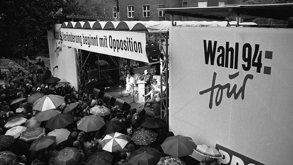 Kundgebung der PDS unter dem Motto Veränderung beginnt mit Opposition - Wahlkampfveranstaltung 1994