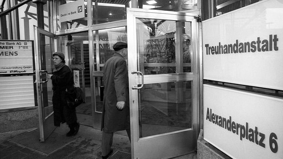 Eingang der Treuhandanstalt am Alexanderplatz in Berlin, 1991