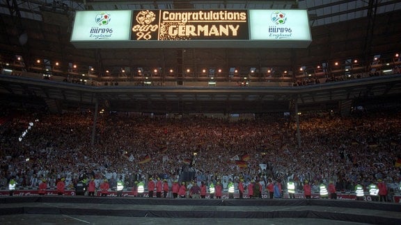 EM Finale 1996 in London, Deutschland - Tschechien 2:1 n.V. Europameister Deutschland - Congratulations auf der Anzeigetafel im Wembley Stadion